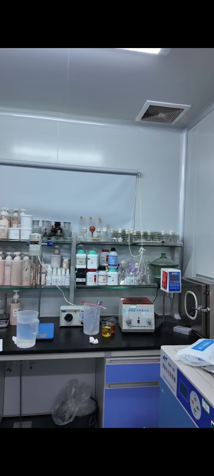 实验人员在打样操作台前工作